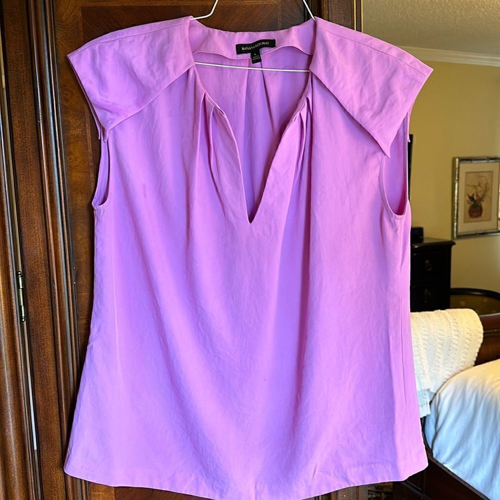 Banana Republic Pink/Purple Pleated Cap Sleeve Career Woven V Neck